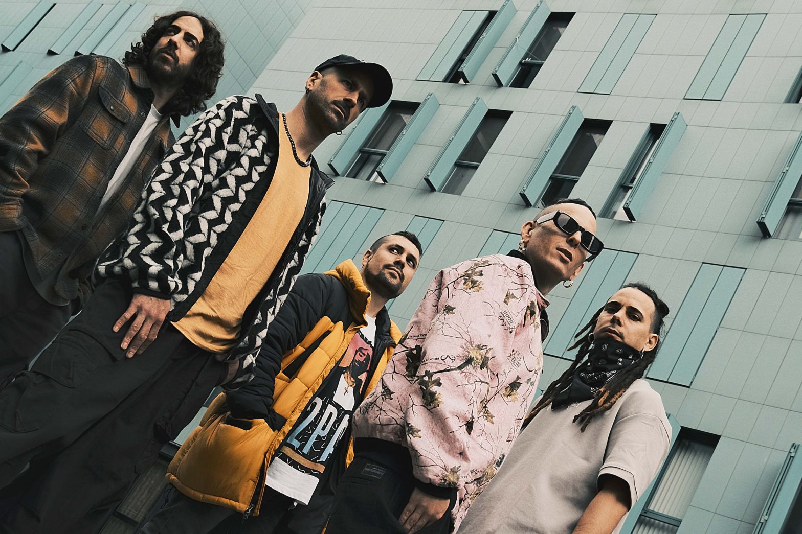 Foto de la sesión de 2026 de la banda Bourbon Kings para AbejaNegra